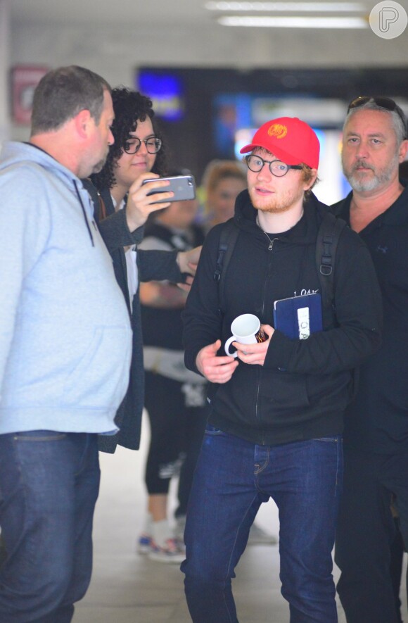 Ed Sheeran posou para fotos com fãs ao desembarcar no Rio para turnê