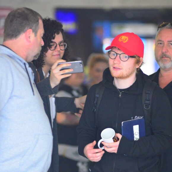 Ed Sheeran posou para fotos com fãs ao desembarcar no Rio para turnê