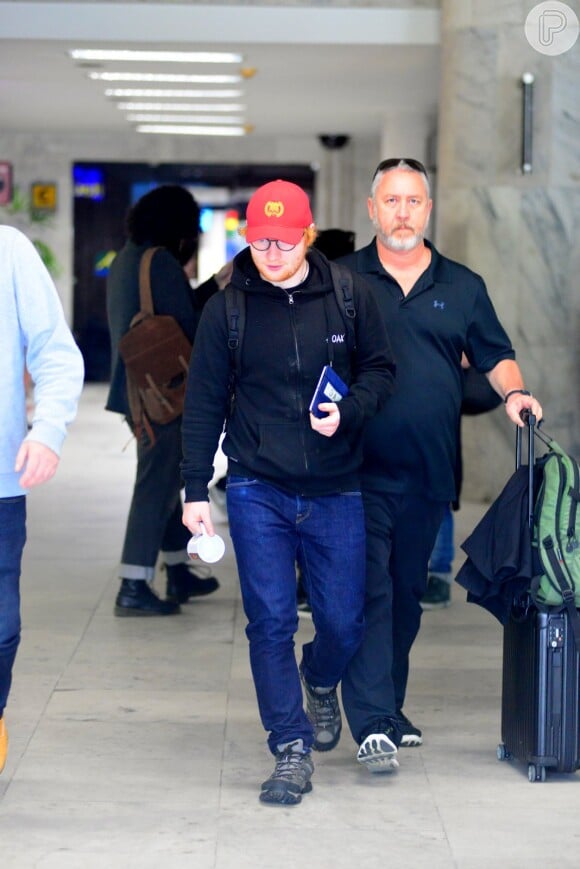 Ed Sheeran desembarcou no aeroporto Santos Dumont nesta quinta-feira, 25 de maio de 2017