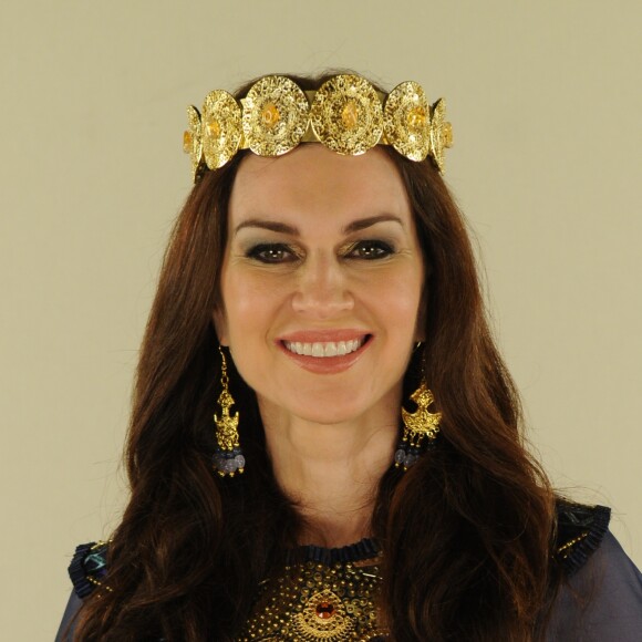 Amitis (Adriana Garambone) não esconde sua felicidade ao contar que será avó novamente, nos próximos capítulos da novela 'O Rico e Lázaro': 'A melhor notícia possível, não é mesmo?'