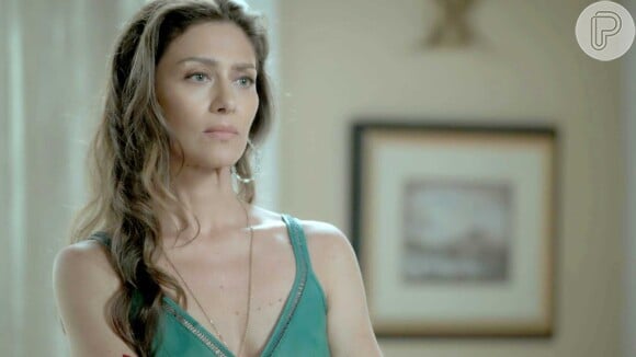 Joyce (Maria Fernanda Cândido) não acredita na desculpa dada por Ritinha (Isis Valverde), na novela 'A Força do Querer'