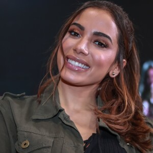 Anitta disse que ficou magoada após virar meme por causa de suas cirurgias plásticas