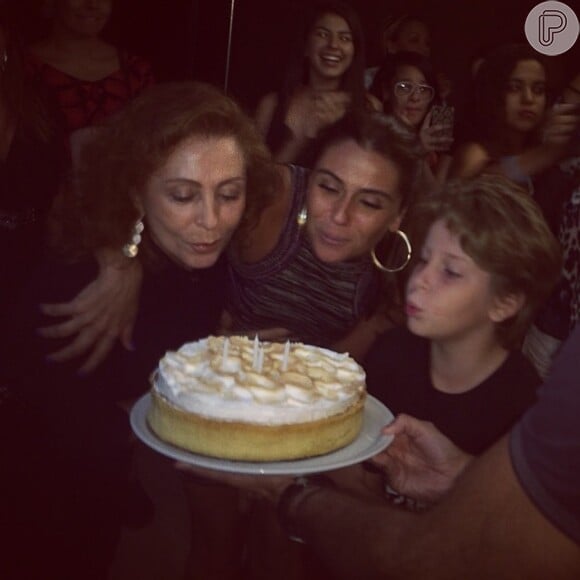 Giovanna Antonelli festeja aniversário no Rio com amigos