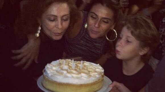 Giovanna Antonelli ganha bolo e festeja aniversário com amigos e família no Rio