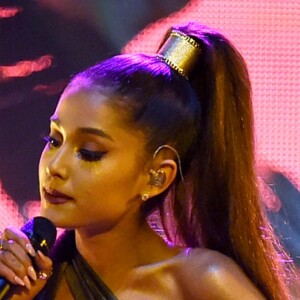 Ariana Grande lembrou as cerca de 20 vítimas do ataque terrorista: 'Não há nada que eu ou qualquer um possa fazer para tirar a dor que vocês estão sentindo, ou fazer com que isso melhore'