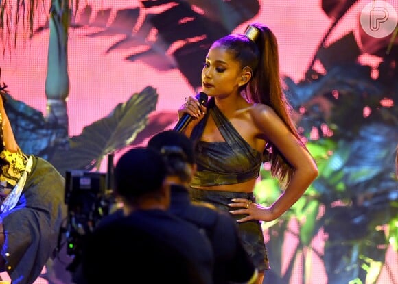 Ariana Grande lembrou as cerca de 20 vítimas do ataque terrorista: 'Não há nada que eu ou qualquer um possa fazer para tirar a dor que vocês estão sentindo, ou fazer com que isso melhore'