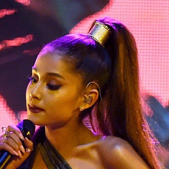 Ariana Grande lembrou as cerca de 20 vítimas do ataque terrorista: 'Não há nada que eu ou qualquer um possa fazer para tirar a dor que vocês estão sentindo, ou fazer com que isso melhore'