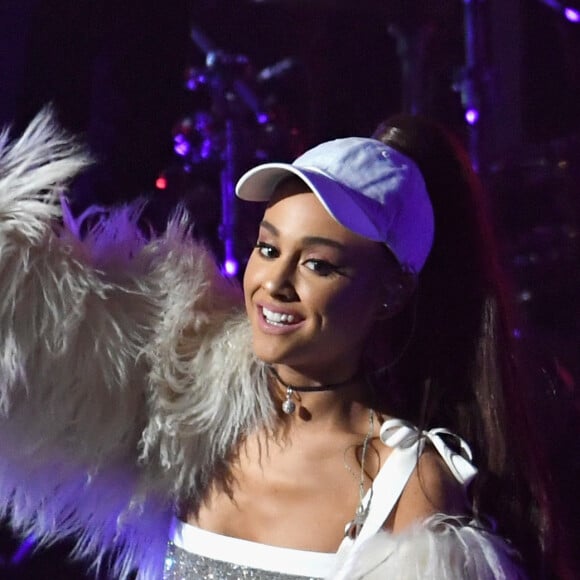 Ariana Grande exaltou os fãs que vão aos seus shows: 'Milhares de pessoas, completamente diferentes, todas unidas por uma única razão, a música'