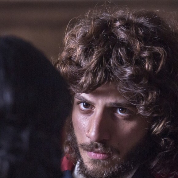 Joaquim (Chay Suede) conta a Anna (Isabelle Drummond) o que descobriu sobre Thomas (Gabriel Braga Nunes), na novela 'Novo Mundo'