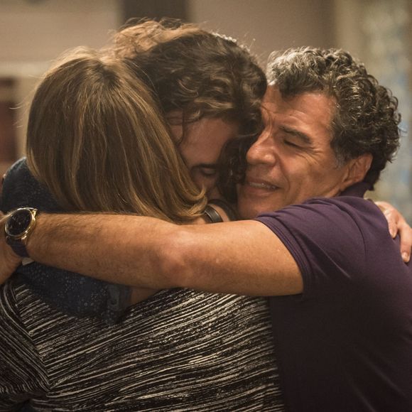 Nicolau (Danilo Mesquita) e a família ficam comovidos com a corrente de energia positiva e torcida dos fãs pela melhora dele, na novela 'Rock Story'