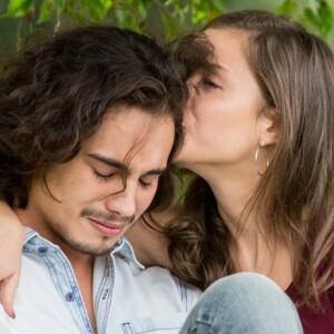 Nicolau (Danilo Mesquita) e Luana (Joana Borges) se emocionam com o carinho e apoio dos fãs, na novela 'Rock Story'