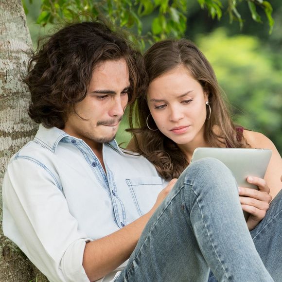 Luana (Joana Borges) tira fotos dos fãs na porta do hospital e mostra a Nicolau (Danilo Mesquita), que se emociona, na novela 'Rock Story'