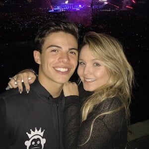 Larissa Manoela e Thomaz Costa foram juntos ao show do cantor Justin Bieber em São Paulo