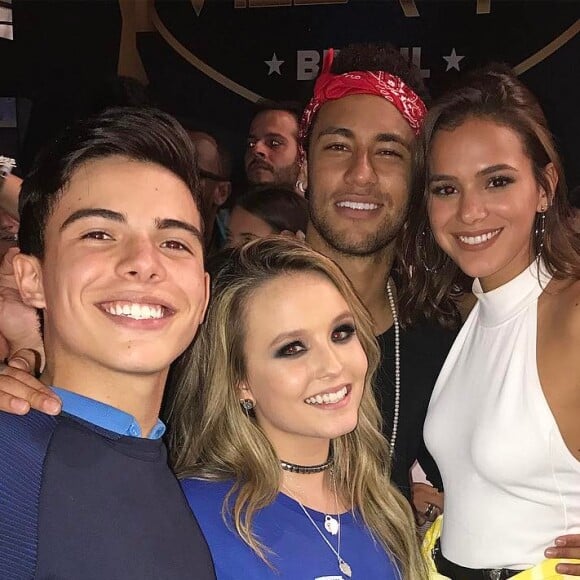 Larissa Manoela e Thomaz Costa posaram com Bruna Marquezine e Neymar durante um show de Jorge e Mateus