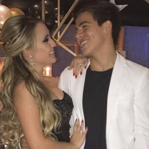 Larissa Manoela usa joia em foto com Thomaz Costa e fãs questionam se é aliança neste sábado, dia 27 de maio de 2017