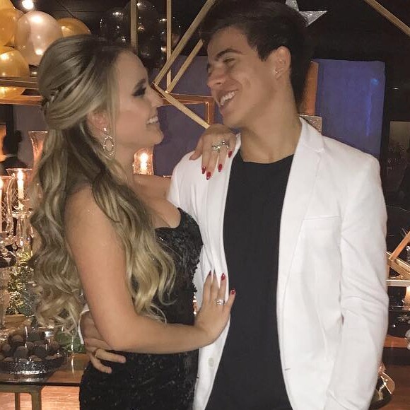 Larissa Manoela usa joia em foto com Thomaz Costa e fãs questionam se é aliança neste sábado, dia 27 de maio de 2017