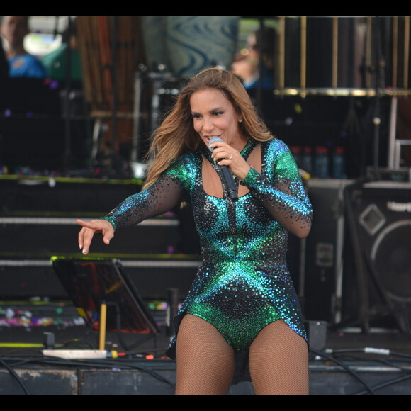 Ivete Sangalo soltou a voz em sua festa de aniversário