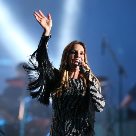 Ivete Sangalo, fantasiada, recebeu amigos e familiares em uma festa na Bahia