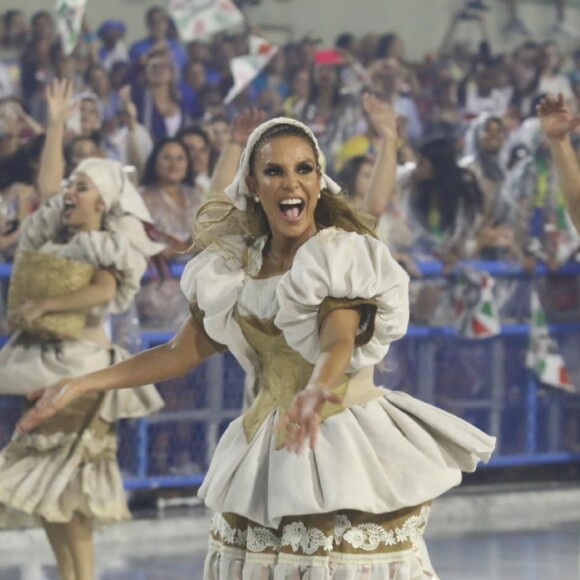 Ivete Sangalo escolheu uma fantasia de super-heroína, tal como o marido