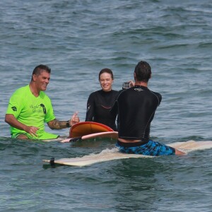 Mariana Ximenes posa com professor Allan Granda durante a aula de surfe