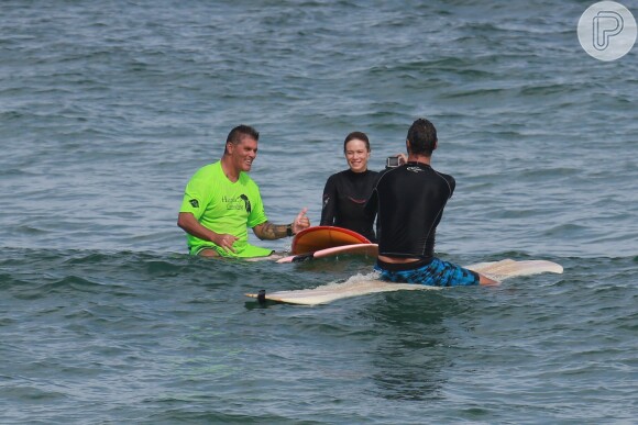 Mariana Ximenes posa com professor Allan Granda durante a aula de surfe