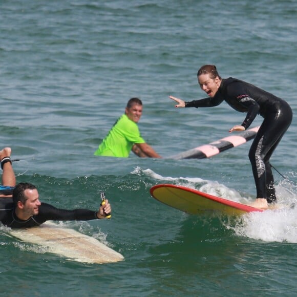 Mariana Ximenes é fotografada durante aula de surfe e se diverte