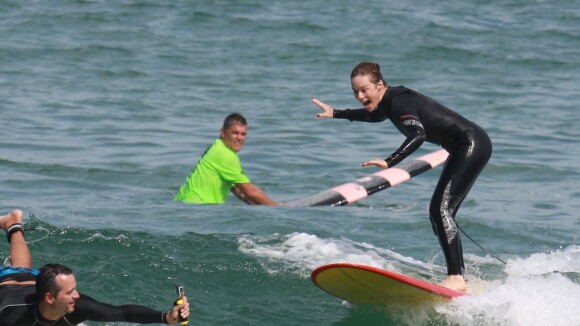 Mariana Ximenes se diverte em aulas de surfe no Rio de Janeiro. Veja fotos!