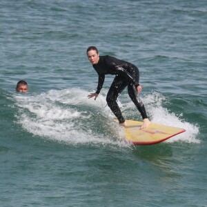 Mariana Ximenes se concentra durante aula de surfe