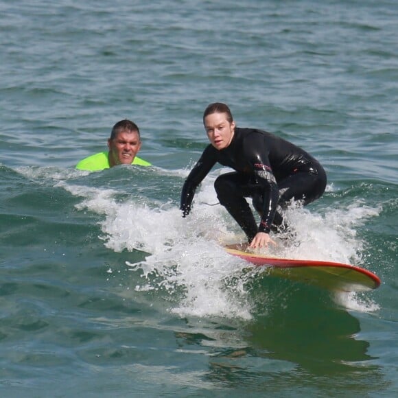 Mariana Ximenes pega onda durante aula de surfe no Recreio, Zona Oeste do Rio de Janeiro