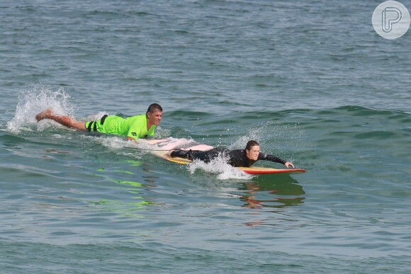 Mariana Ximenes pega onda deitada em aula de surfe no Rio