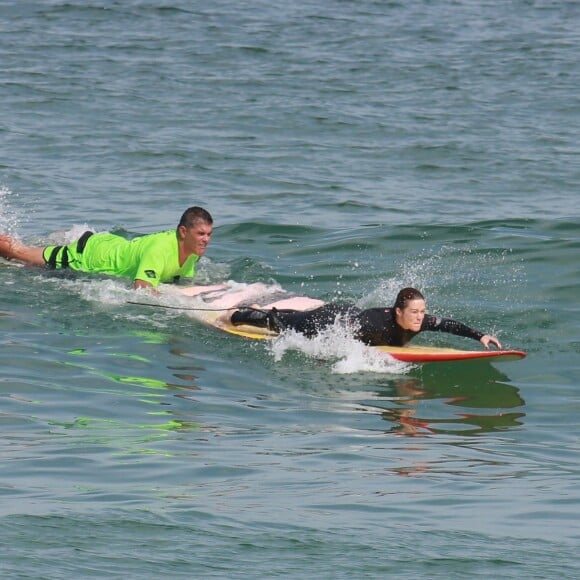 Mariana Ximenes pega onda deitada em aula de surfe no Rio