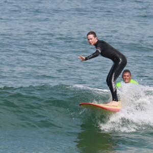 Mariana Ximenes conseguiu se equilibrar na prancha durante aula de surfe