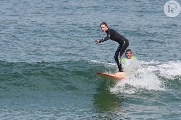 Mariana Ximenes conseguiu se equilibrar na prancha durante aula de surfe