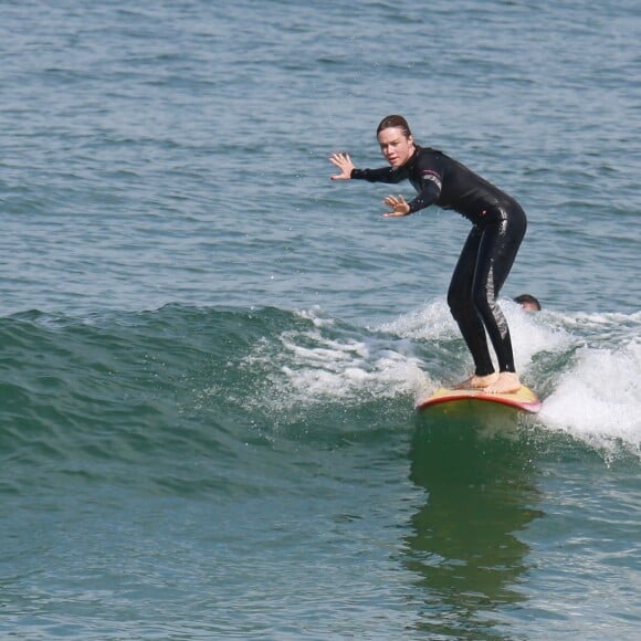 Mariana Ximenes surfa enquanto é observada por professor neste sábado (27)