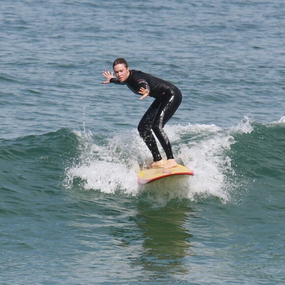 Mariana Ximenes se diverte em aulas de surfe no Rio de Janeiro