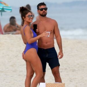 Juliana Paes e o marido, Carlos Eduardo Baptista se divertiram na praia neste sábado, 27 de maio de 2017