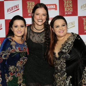 Agatha Moreira tieta Maiara e Maraisa, mas passa por imprevisto fashion, em show da dupla neste sábado, dia 27 de maio de 2017