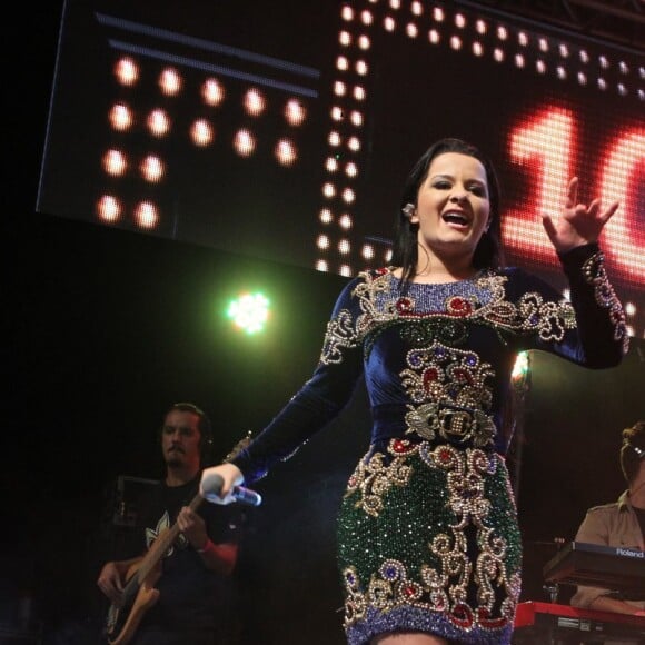 Com detalhes bordados, o look da dupla Maiara e Maraisa causou um rasgo na meia-calça de Ágatha Moreira