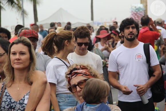 Com blusas brancas, Sophie, Daniel e Renato se uniram à multidão de Copacabana para pedir a saída do presidente Michel Temer
