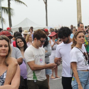 Sophie Charlotte usou um jeans confortável e tênis para ir ao protesto com o marido e amigos