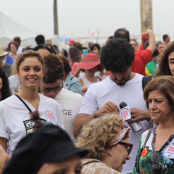 Sophie Charlotte e marido, Daniel de Oliveira, se divertem durante manifestação em Copacabana