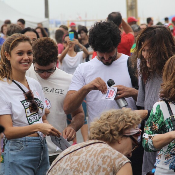 Sophie Charlotte e marido, Daniel de Oliveira, vão à manifestação por Diretas Já