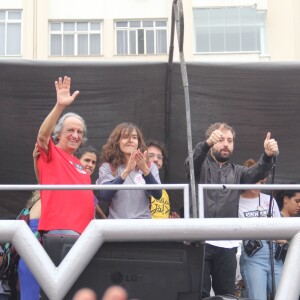 Maria Casadevall sobe em trio de manifestação pelo fim do governo Temer