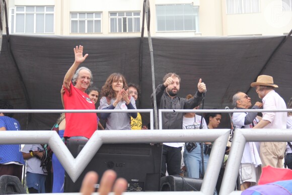 Maria Casadevall sobe em trio de manifestação pelo fim do governo Temer
