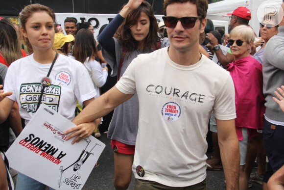 Sophie Charlotte e marido, Daniel de Oliveira, vão à manifestação por Diretas Já em Copacabana