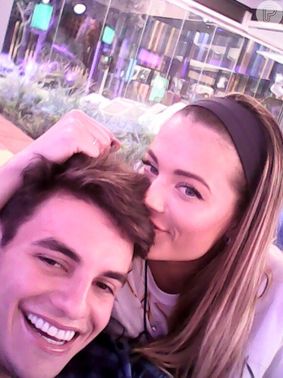 Ex-BBB Antonio fez passeios com a americana Alyson na Espanha