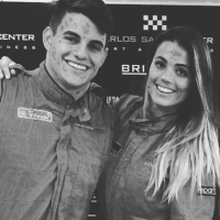 Ex-BBB Antonio se diverte em kart com Alyson e amigos dela na Espanha. Fotos!