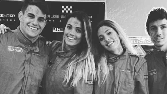 Ex-BBB Antonio se diverte em kart com Alyson e amigos dela na Espanha. Fotos!