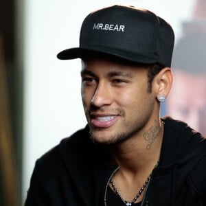 Neymar começou gravando vídeos com ums pergunta para Bruna Marquezine: 'Já disse?'