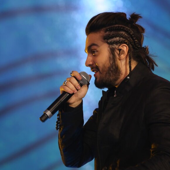 Os cabelos de Luan Santana estão mais claros e mais longos